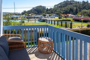 Wharf Road Apartment ~ Lovely sea views and breathtaking sunsets & boat parking, Coromandel